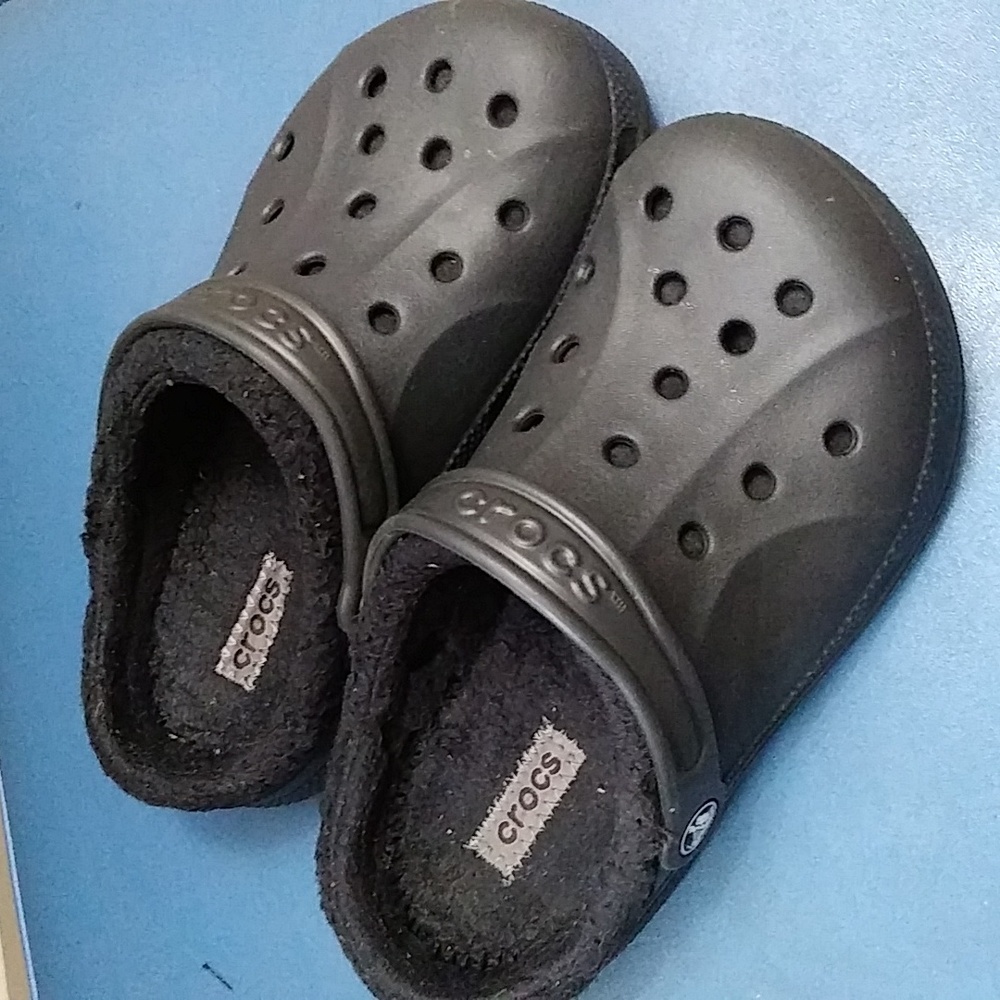 Crocs fur lined clogs, black, size J 5